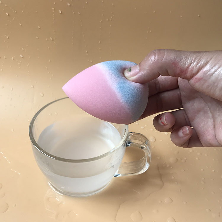 Color change makeup sponge